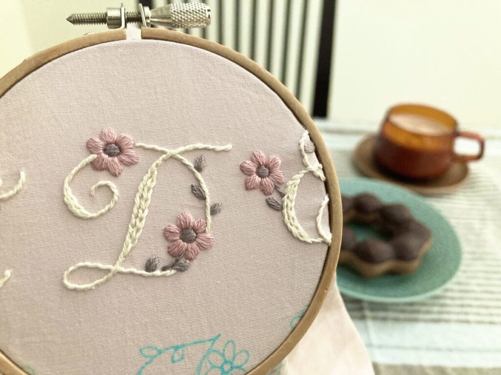 アルファベット「D」の刺繍