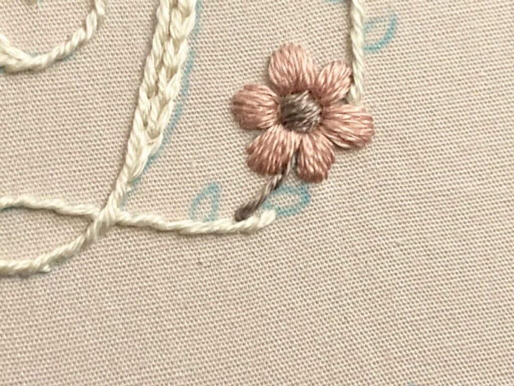 アルファベット「D」の刺繍図案と刺し方の解説の写真