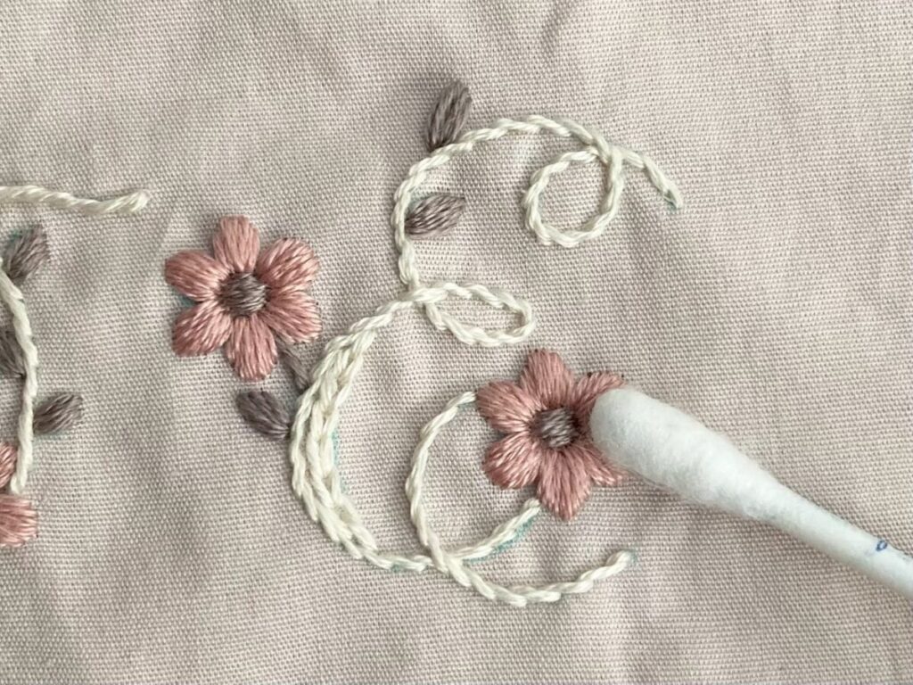 アルファベット「E」の刺繍図案と刺し方の解説の写真