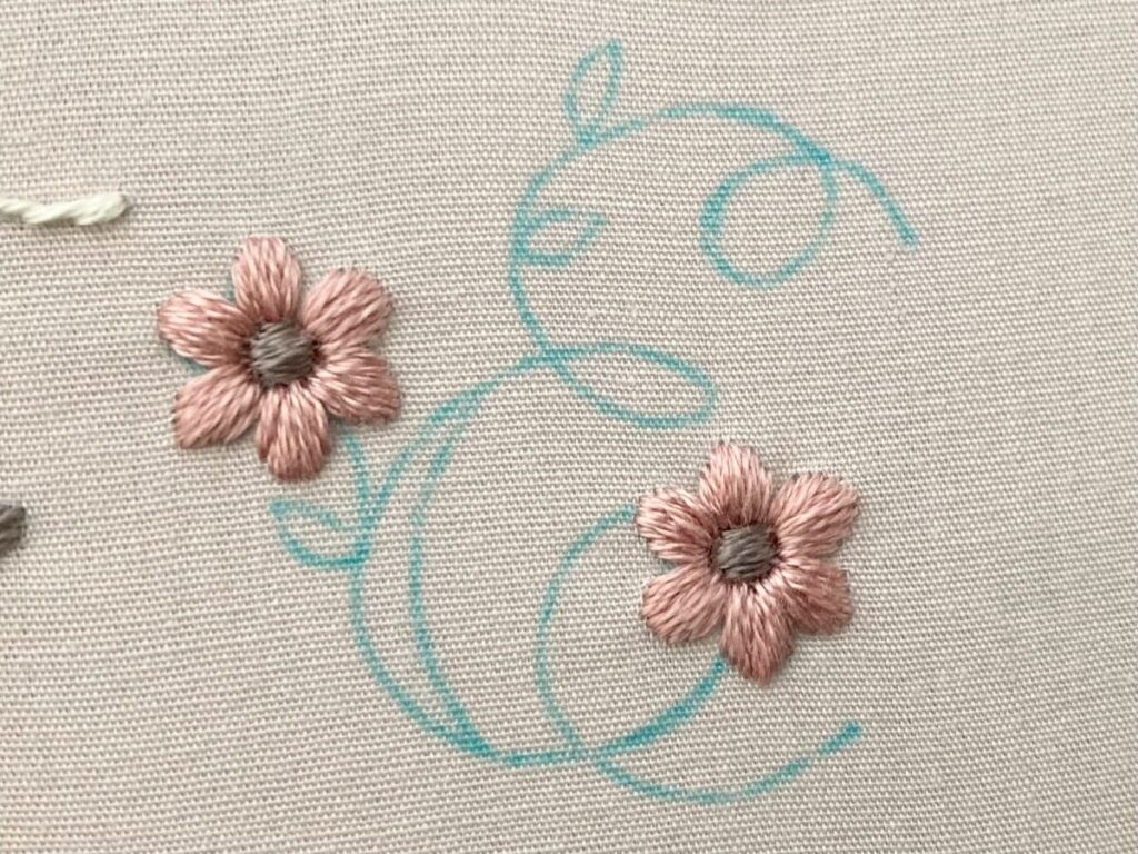 アルファベット「E」の刺繍図案と刺し方の解説の写真