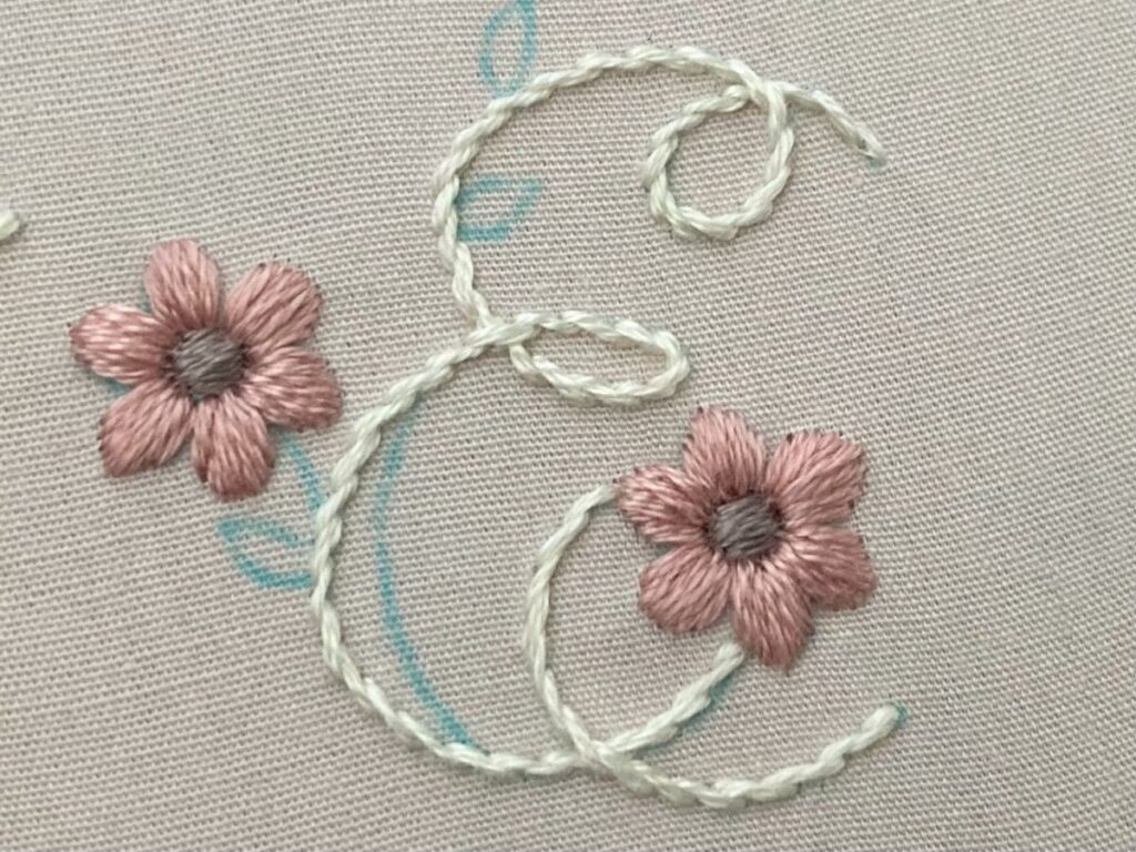 アルファベット「E」の刺繍図案と刺し方の解説の写真
