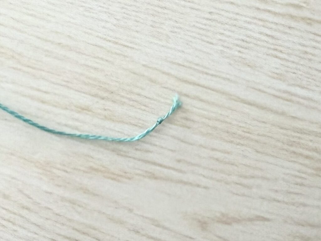 アウトラインステッチの刺し始めに玉結びをする説明