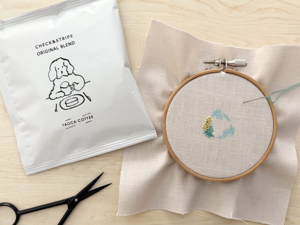 CHECK&STRIPE春待ちBOXに入っていたコーヒーをお共に刺繍を楽しんでいるところ