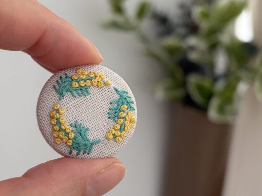 ミモザの刺繍ヘアゴムの作り方のくるみボタンを作ったところ