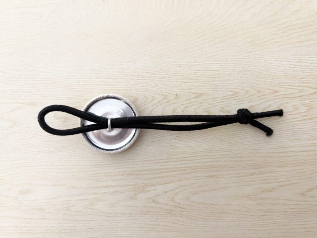 ダイソーくるみボタンキットで作る刺繍ヘアゴムの作り方でゴムを通るところ