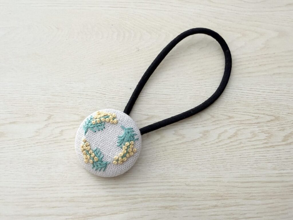 ミモザの刺繍ヘアゴム完成