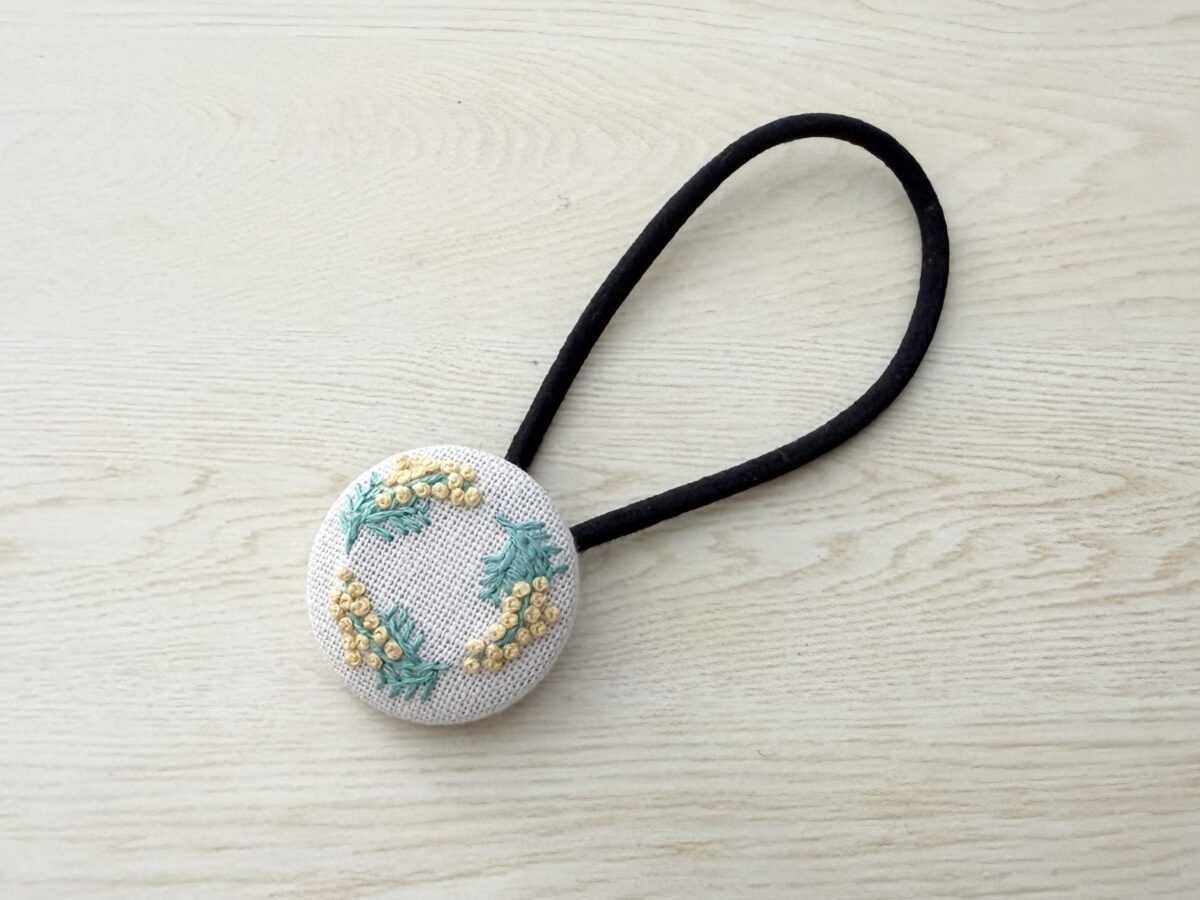 ミモザの刺繍ヘアゴム完成