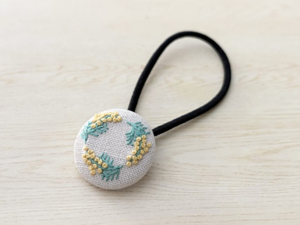 ミモザの刺繍ヘアゴム完成