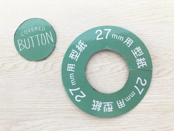 ダイソーくるみボタンキットで刺繍ヘアがゴムを作る過程の型紙を切ったところ