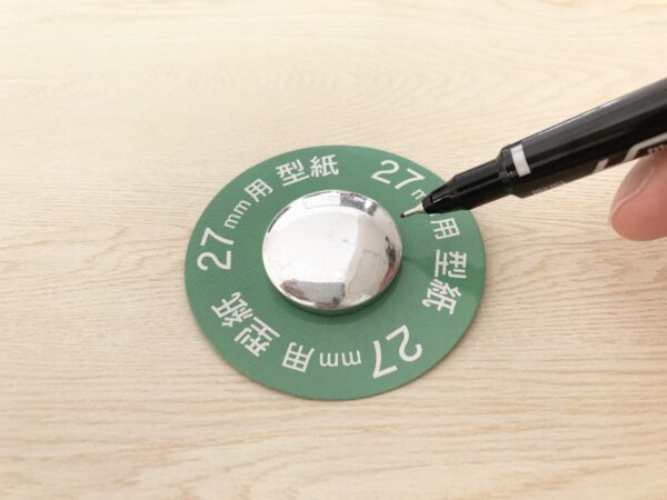 ダイソーくるみボタンキットで刺繍ヘアがゴムを作る過程の型紙を切るところ